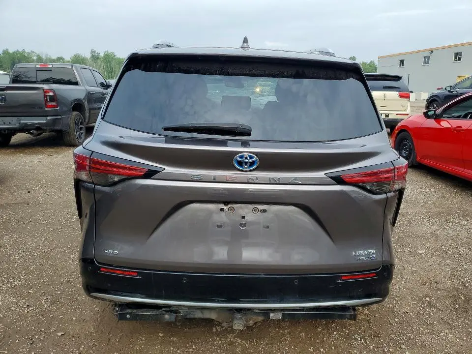 2022 TOYOTA SIENNA LE  