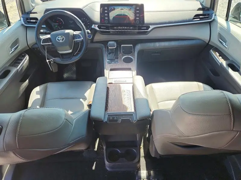 2021 TOYOTA SIENNA XLE  
