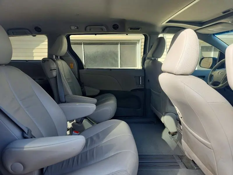 2014 TOYOTA SIENNA XLE 8-PASSENGER  