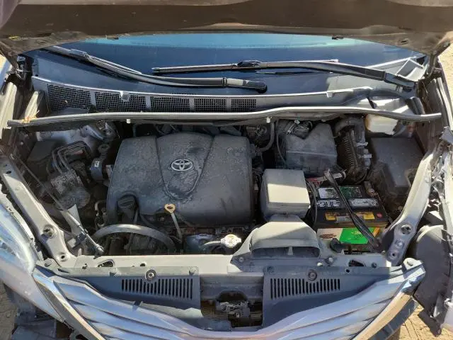 2017 TOYOTA SIENNA XLE  