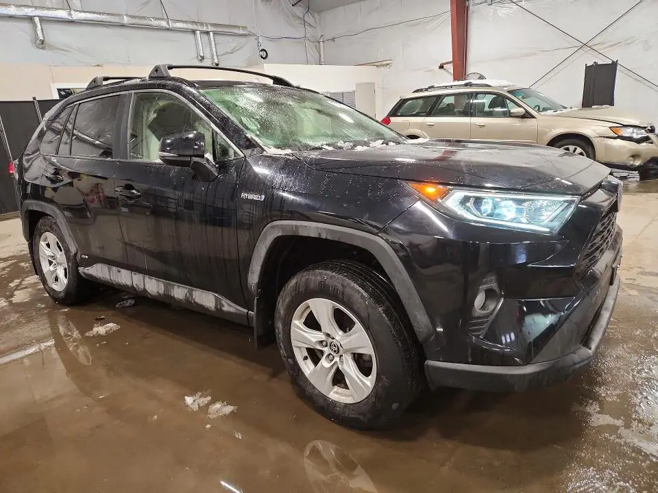 2021 TOYOTA RAV4 XLE  