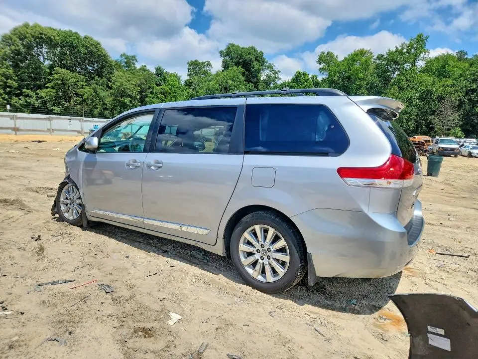 2011 TOYOTA SIENNA   