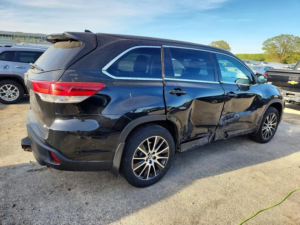 2018 TOYOTA HIGHLANDER SE  