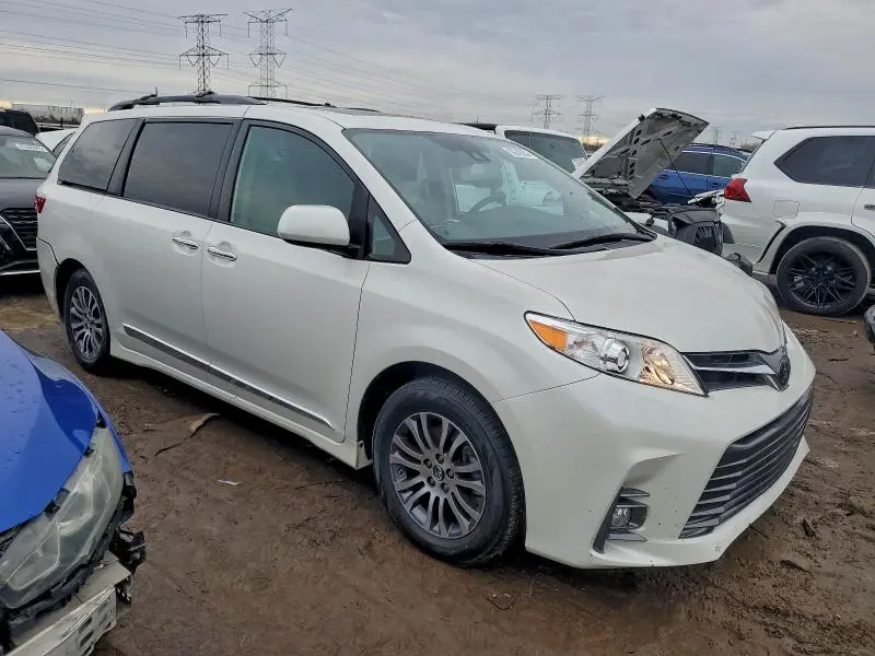 2020 TOYOTA SIENNA XLE  