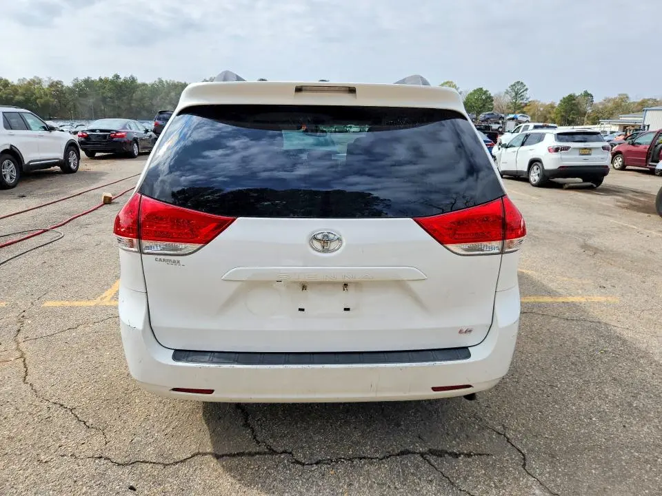 2013 TOYOTA SIENNA LE 8-PASSENGER  