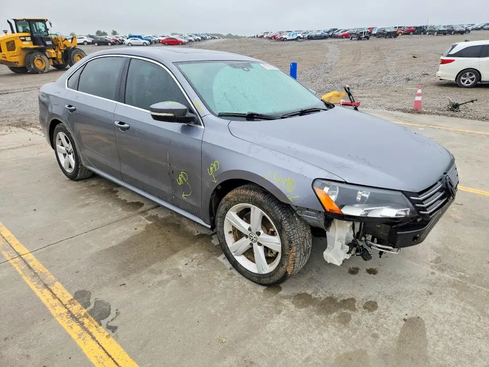 2013 VOLKSWAGEN PASSAT SE  