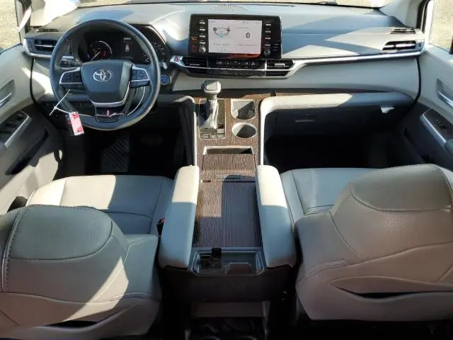 2022 TOYOTA SIENNA XLE  