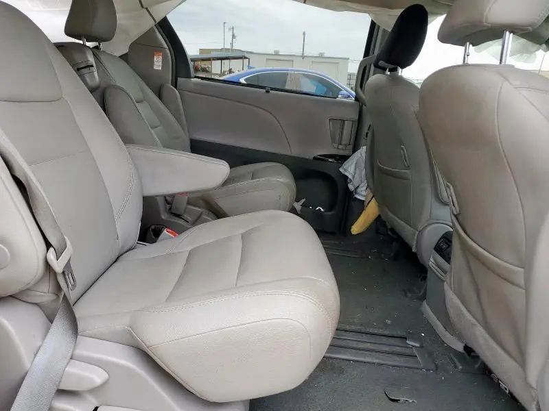 2019 TOYOTA SIENNA XLE  