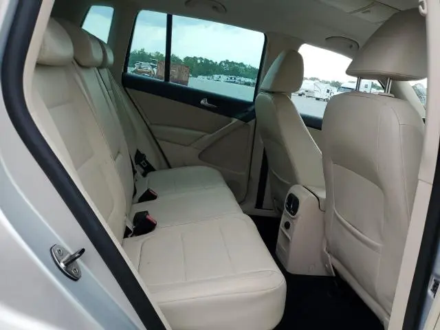 2010 VOLKSWAGEN TIGUAN S  