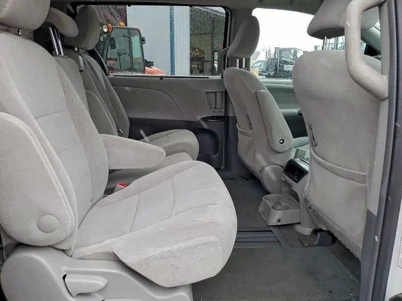 2017 TOYOTA SIENNA LE  