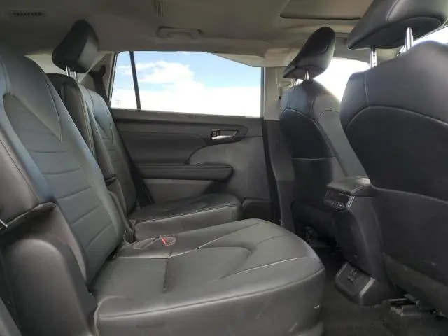 2022 TOYOTA HIGHLANDER XLE  