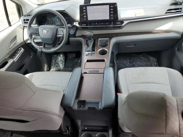 2022 TOYOTA SIENNA LE  