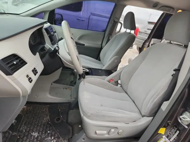 2013 TOYOTA SIENNA LE  