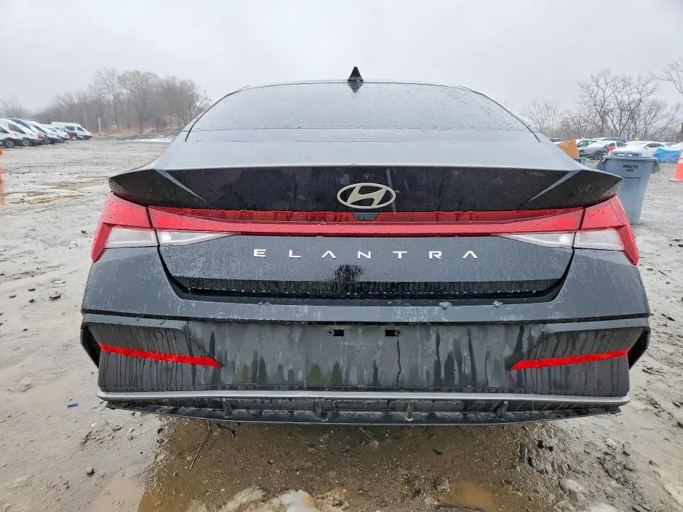 2025 HYUNDAI ELANTRA SE  