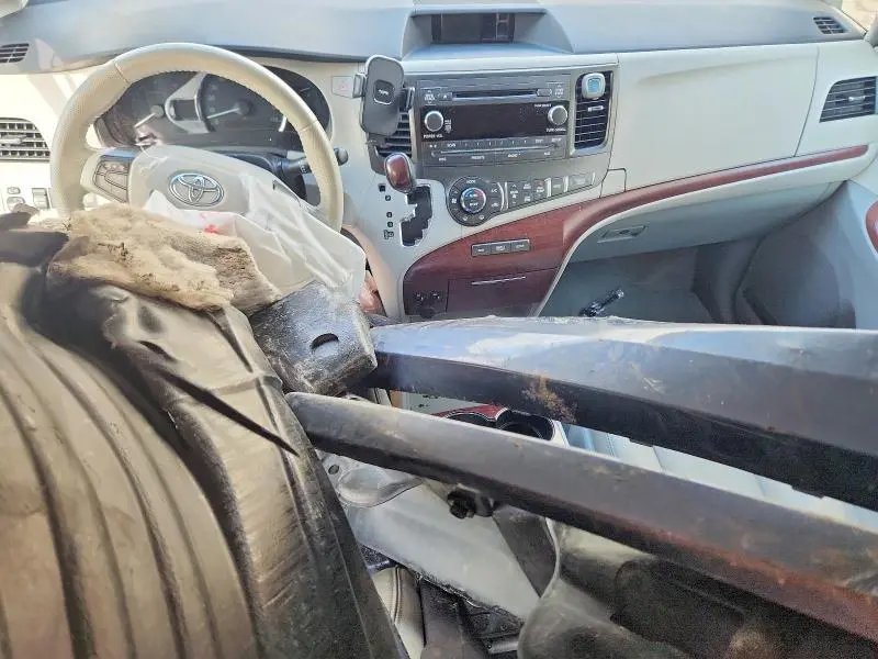 2014 TOYOTA SIENNA XLE 8-PASSENGER  