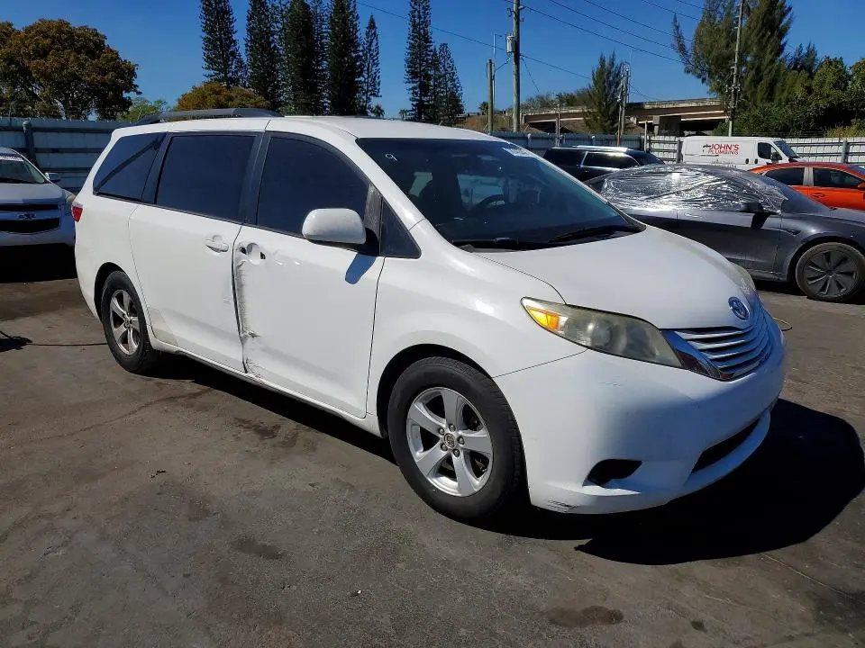 2017 TOYOTA SIENNA LE  