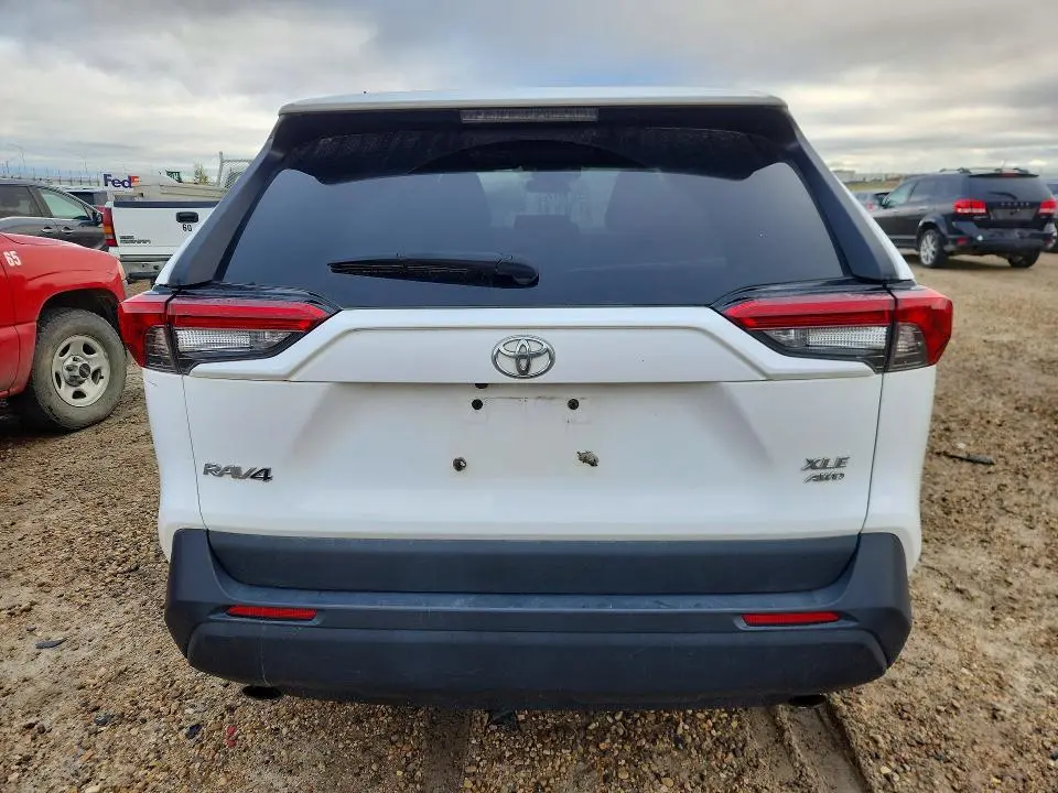 2021 TOYOTA RAV4 XLE  