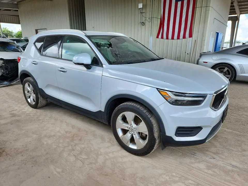 2020 VOLVO XC40 T4 MOMENTUM  