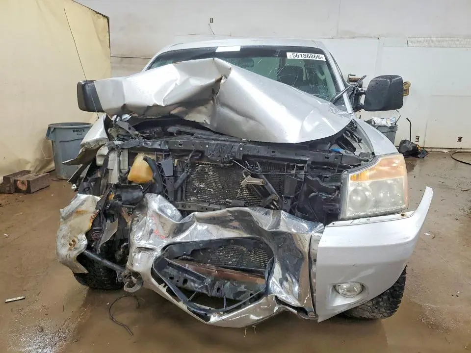 2010 NISSAN TITAN SE  
