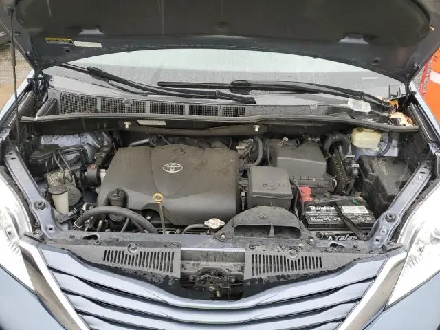 2017 TOYOTA SIENNA LE  
