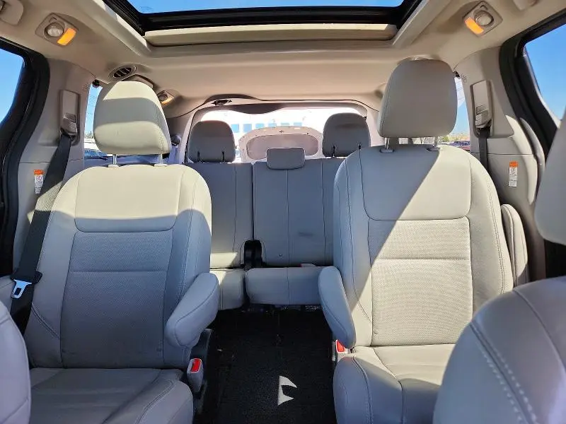 2015 TOYOTA SIENNA LIMITED PREMIUM 7-PASSENGER  