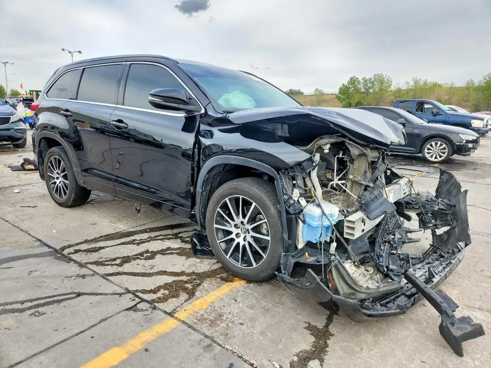 2018 TOYOTA HIGHLANDER SE  