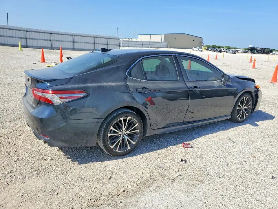 2019 TOYOTA CAMRY SE  