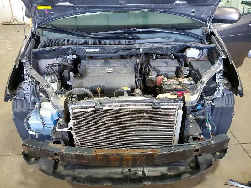 2013 TOYOTA SIENNA LE  