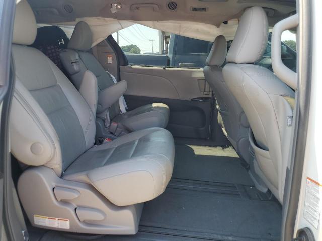 2016 TOYOTA SIENNA XLE