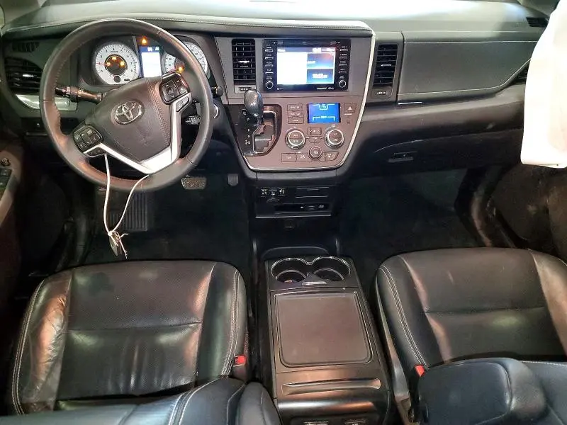 2018 TOYOTA SIENNA SE PREMIUM 8-PASSENGER  