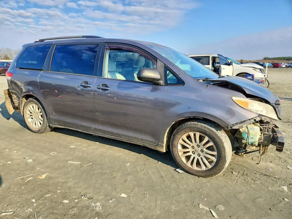 2013 TOYOTA SIENNA XLE  