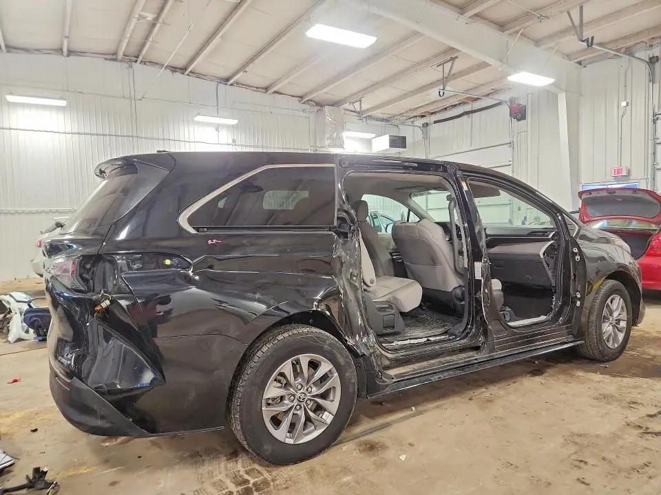 2023 TOYOTA SIENNA LE  