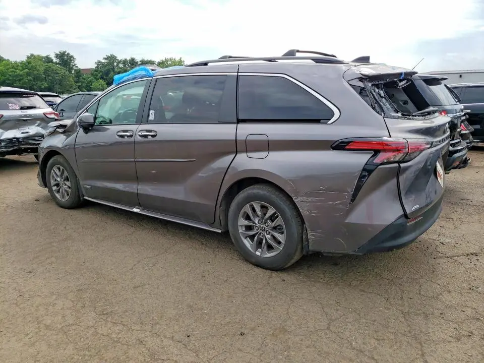 2021 TOYOTA SIENNA XLE  