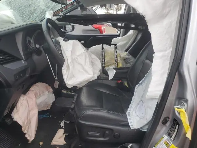 2017 TOYOTA SIENNA SE  