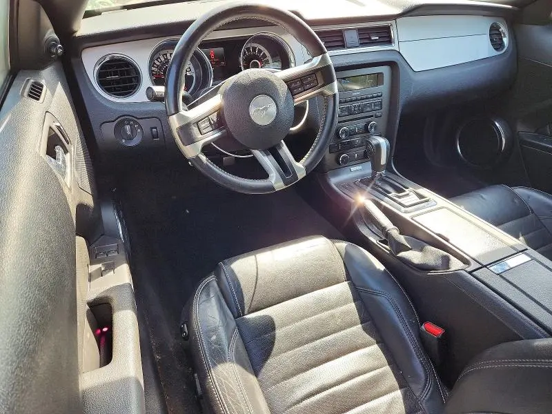 2013 FORD MUSTANG V6 CONVERTIBLE  