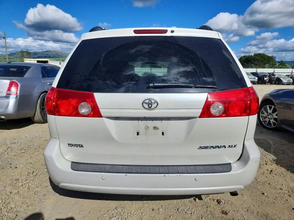 2010 TOYOTA SIENNA XLE  