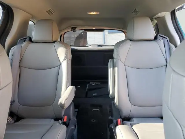 2022 TOYOTA SIENNA XLE  