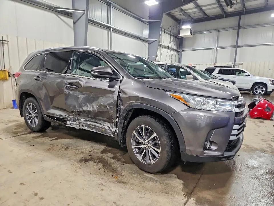 2018 TOYOTA HIGHLANDER SE  