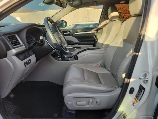 2017 TOYOTA HIGHLANDER SE  