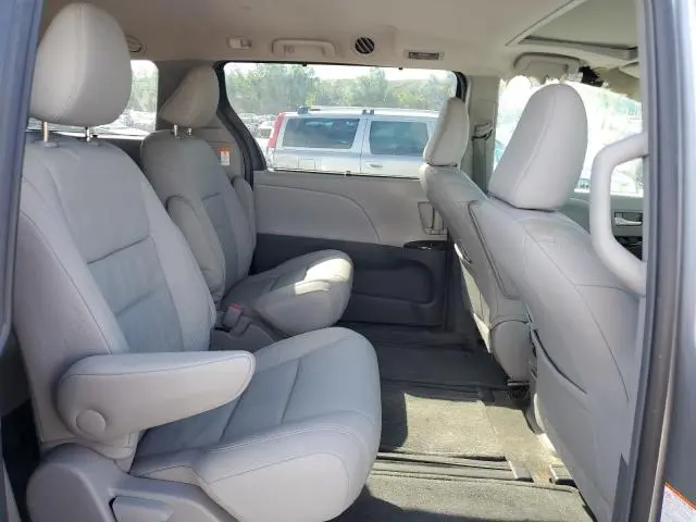 2017 TOYOTA SIENNA XLE  