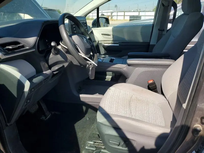 2021 TOYOTA SIENNA LE  