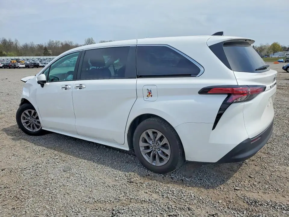 2022 TOYOTA SIENNA LE  