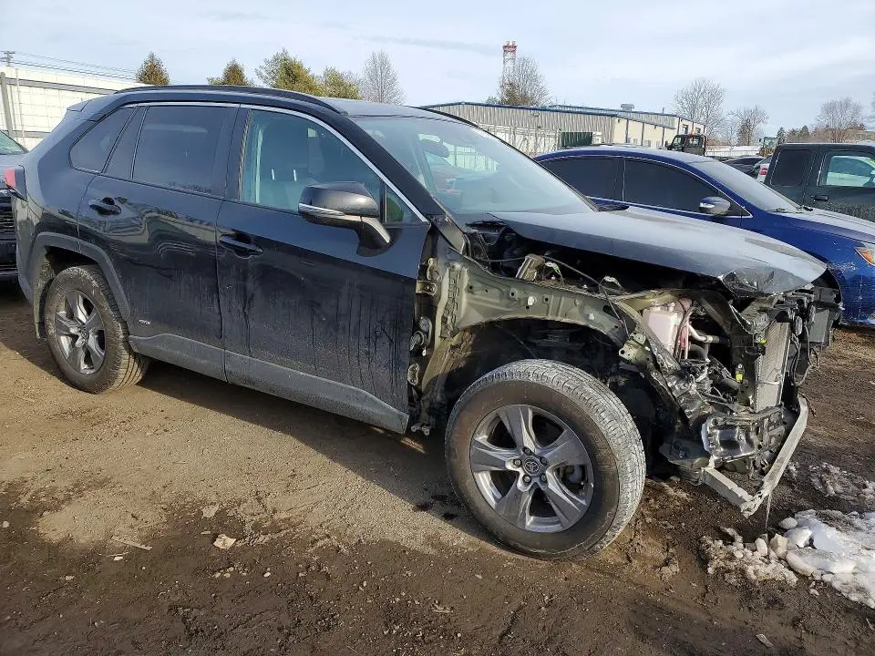 2022 TOYOTA RAV4 XLE  