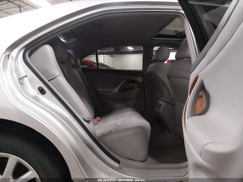 2011 TOYOTA CAMRY XLE V6