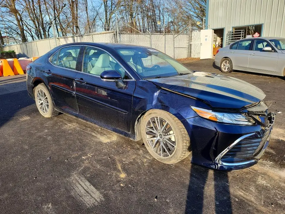 2022 TOYOTA CAMRY XLE  