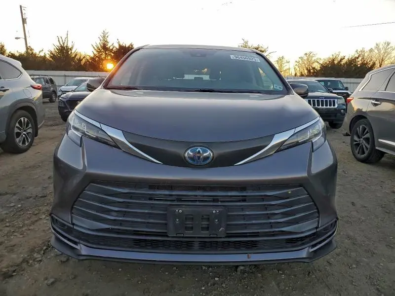 2021 TOYOTA SIENNA LE  
