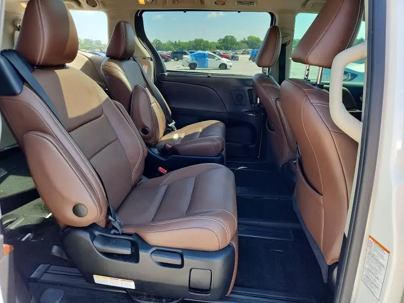 2015 TOYOTA SIENNA LIMITED PREMIUM 7-PASSENGER  