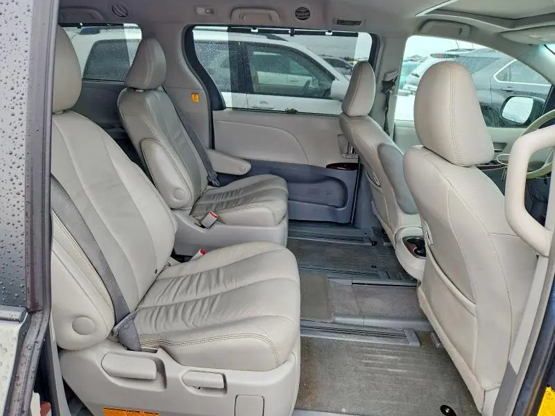 2012 TOYOTA SIENNA   