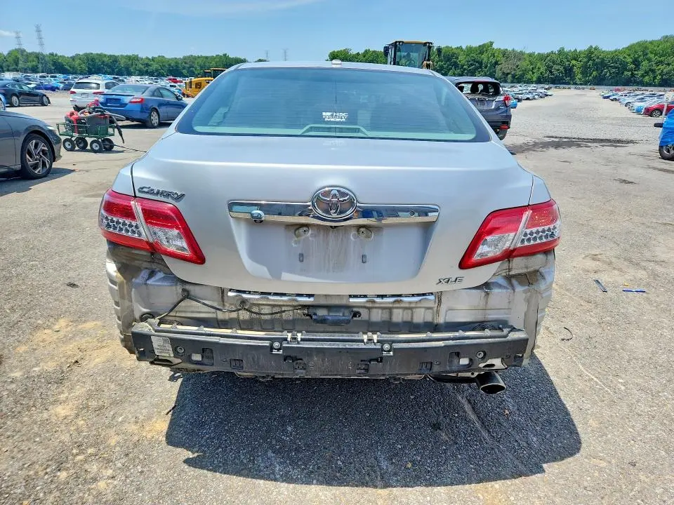 2011 TOYOTA CAMRY XLE  