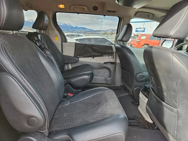 2014 TOYOTA SIENNA SE 8-PASSENGER  